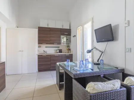 Studio mezzanine 39 m² sur la place - Porquerolles : photo 6