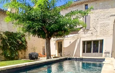 Maison de village avec piscine privée près du Pont du Gard
