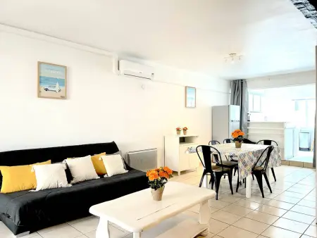 T2 cabine climatisé centre-ville Le Lavandou, 6 pers. : photo 1