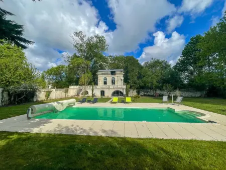 Location gite à Bréhémont, Gîte ravissant avec piscine - proche Loire