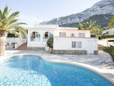 Location villa à Denia, Villa rénovée avec piscine privée et parking au Montgo