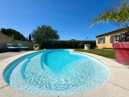Location maison à Mallemort, Charmante maison, piscine et clim - 8 pers.
