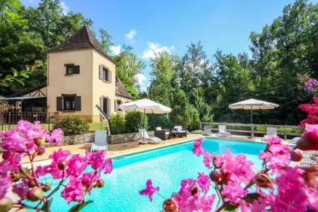 Location villa à Vézac, Villa avec piscine privée à Vézac, 160 m²