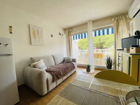 Studio cabine climatisé, terrasse port – Le Grau-du-Roi : photo 1