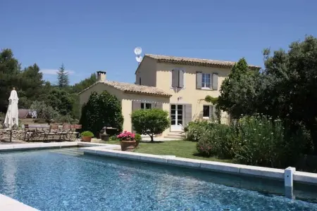 Location appartement à Cabrières d'Avignon, Spacieuse maison provençale avec piscine et jardin