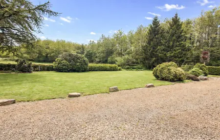 Maison rénovée avec jardin spacieux à Rospez : photo 11