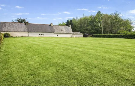 Maison rénovée avec jardin spacieux à Rospez : photo 12