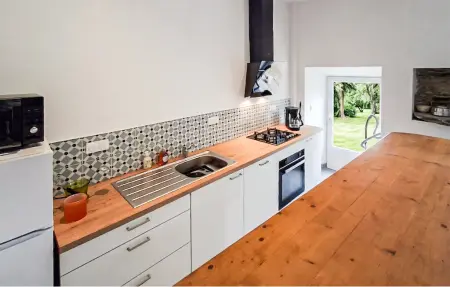 Maison rénovée avec jardin spacieux à Rospez : photo 14