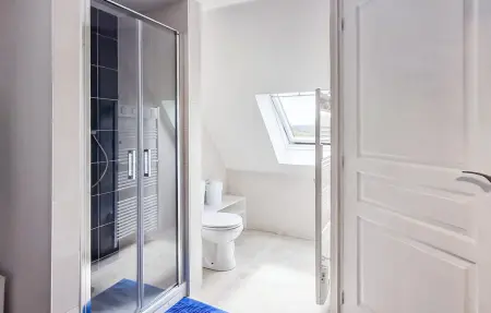 Maison rénovée avec jardin spacieux à Rospez : photo 18