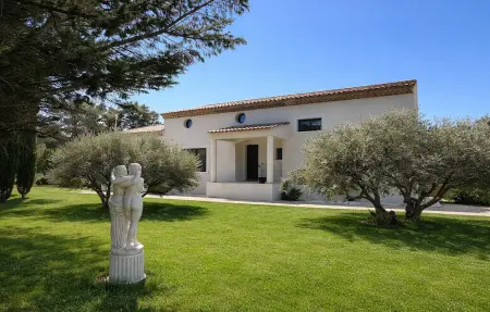 Maison 7 chambres avec piscine et terrain de pétanque à Grans : photo 2