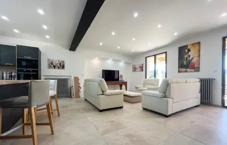 Maison 7 chambres avec piscine et terrain de pétanque à Grans : photo 3