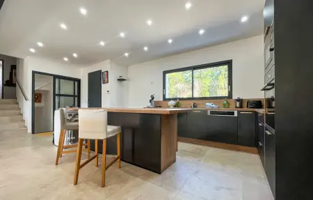 Maison 7 chambres avec piscine et terrain de pétanque à Grans : photo 4