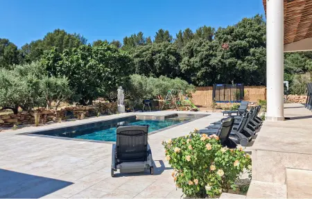 Maison 7 chambres avec piscine et terrain de pétanque à Grans : photo 7