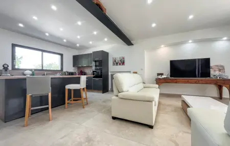 Maison 7 chambres avec piscine et terrain de pétanque à Grans : photo 10