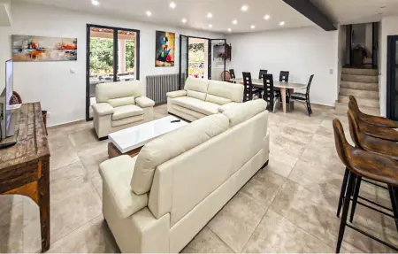 Maison 7 chambres avec piscine et terrain de pétanque à Grans : photo 11