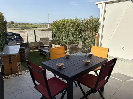 2 pièces cabine rénové, clim et parking à Port Camargue : photo 1