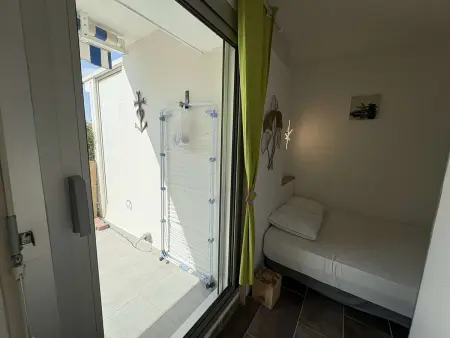 2 pièces cabine rénové, clim et parking à Port Camargue : photo 11