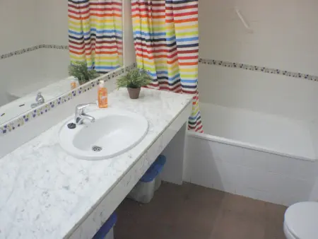 Appartement 54m² jardin et terrasse - Roses : photo 10