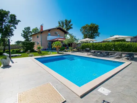 Villa Hacienda Afrodita à Bokordici, piscine et jardin : photo 1