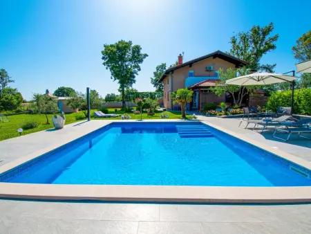 Villa Hacienda Afrodita à Bokordici, piscine et jardin : photo 2