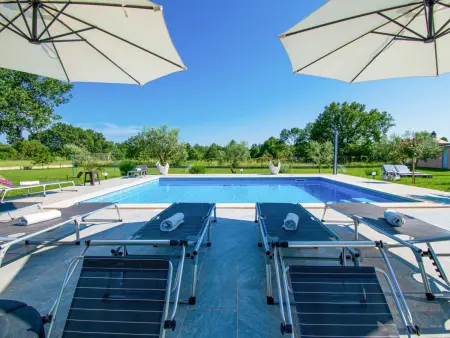 Villa Hacienda Afrodita à Bokordici, piscine et jardin : photo 3