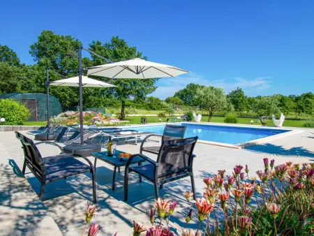 Villa Hacienda Afrodita à Bokordici, piscine et jardin : photo 4