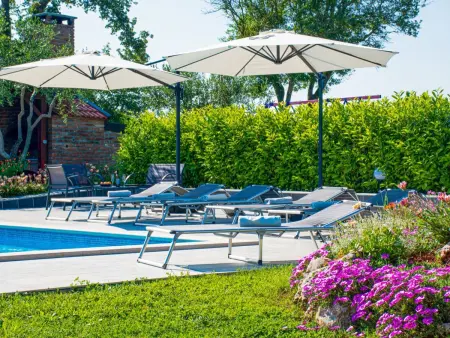 Villa Hacienda Afrodita à Bokordici, piscine et jardin : photo 19