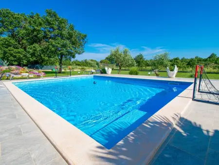 Villa Hacienda Afrodita à Bokordici, piscine et jardin : photo 20