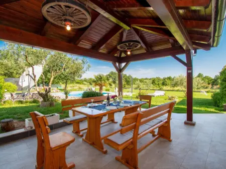 Villa Hacienda Afrodita à Bokordici, piscine et jardin : photo 24