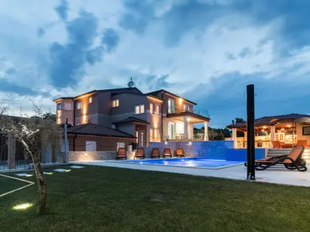 Villa Maxima à Bokordici : maison 7 chambres, piscine 60m² : photo 2