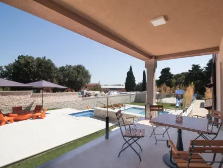 Villa Maxima à Bokordici : maison 7 chambres, piscine 60m² : photo 14