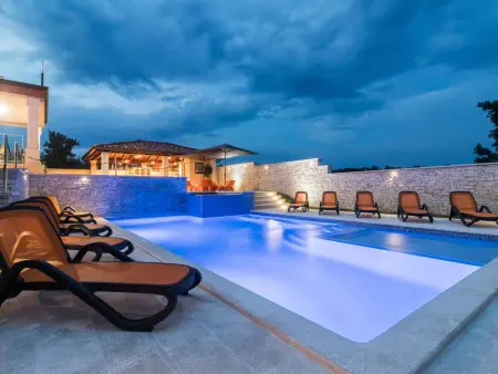 Villa Maxima à Bokordici : maison 7 chambres, piscine 60m² : photo 40