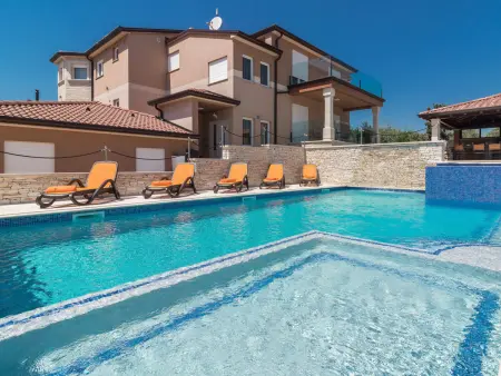 Villa Maxima à Bokordici : maison 7 chambres, piscine 60m² : photo 52