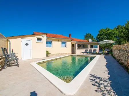 House Marija Kacana : maison 3 chambres avec piscine privée