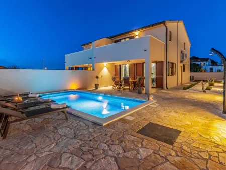 Villa Belaj avec piscine, sauna et jacuzzi à Vodnjan : photo 1