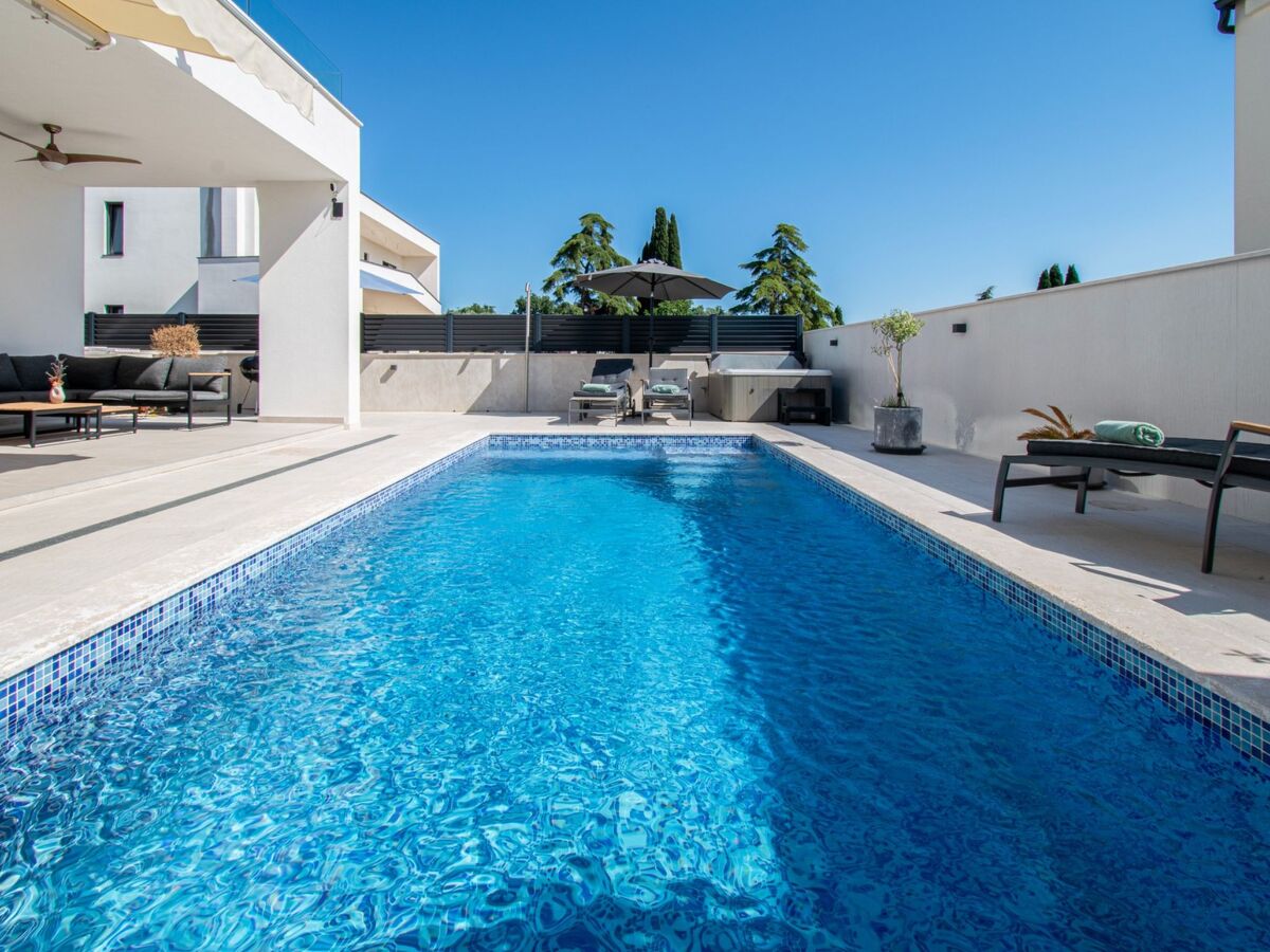 Villa Nini House à Fažana : piscine et vue Brijuni - Photo 6