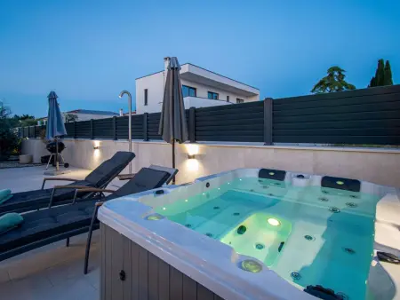 Villa Nini House à Fažana : piscine et vue Brijuni