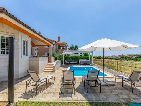 Villa Lotus 13F - Maison 4 chambres avec piscine à Pula : photo 4