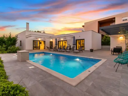 Villa Design M, maison 4 chambres avec piscine à Pula : photo 1
