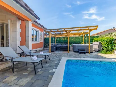 Villa Lotus 13K à Pula – 3 chambres, piscine et jacuzzi : photo 3