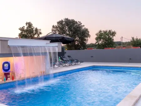 Villa Luca Loborika : maison 14 pers, piscine à débordement : photo 5