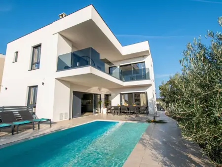 Villa Ajlin à Medulin : 4 chambres, piscine et plage à 300 m : photo 1