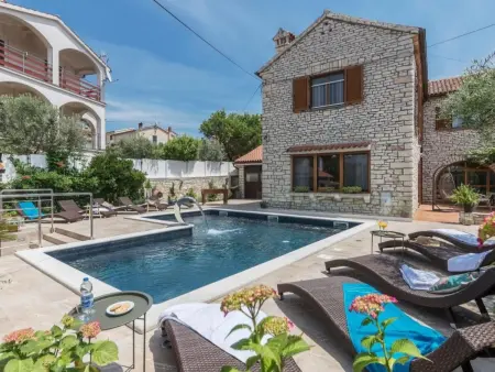 Villa Green House Unna – 5 chambres, piscine chauffée