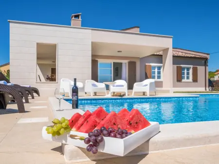 Villa KavranLux : maison avec piscine privée à Krnica : photo 1