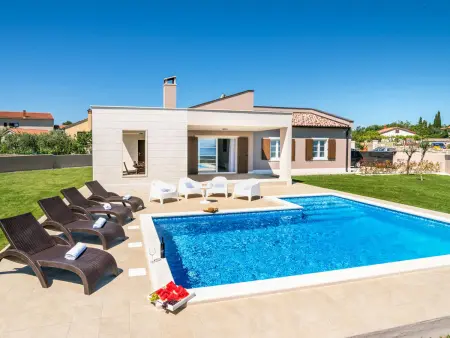 Villa KavranLux : maison avec piscine privée à Krnica : photo 5