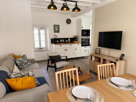 Gîte en plein bourg avec garage et cour aménagée : photo 1