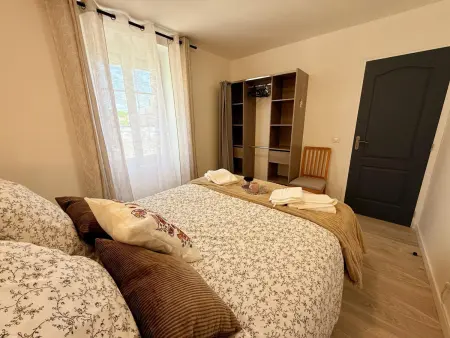 Gîte en plein bourg avec garage et cour aménagée : photo 12