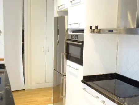 Appartement rénové avec projecteur près de la cathédrale : photo 9