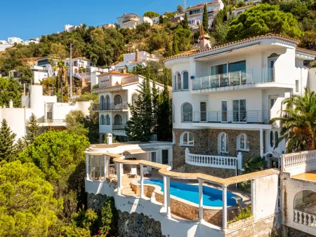 Location villa à Roses, Villa avec piscine, parking privé - 8 pers.