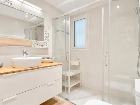 Appartement 2 chambres avec terrasse et piscine commune : photo 8